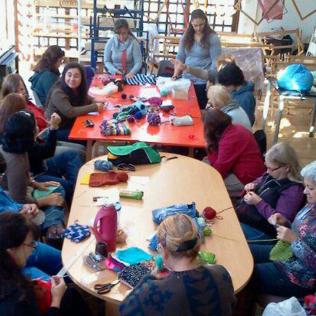 Tejido de mantas para donar a Neonatología del Hospital Posadas