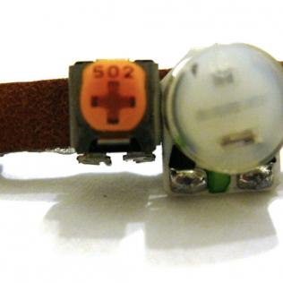 Prendedor producido con descartes tecnológicos Prendedor producido con descartes tecnológicos