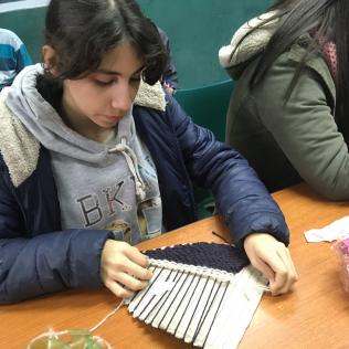Taller de tejido en el Centro Juvenil "La Rana"