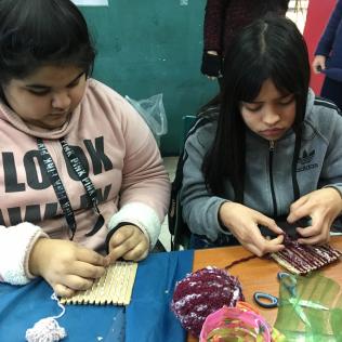 Taller de tejido en el Centro Juvenil "La Rana"