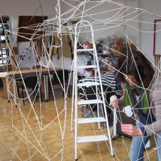 Trabajo en estructura tejida para La flor imposible 2013