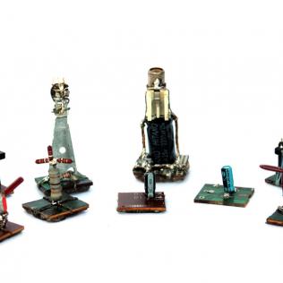 Piezas de ajedrez construidas con componentes rescatados de plaquetas