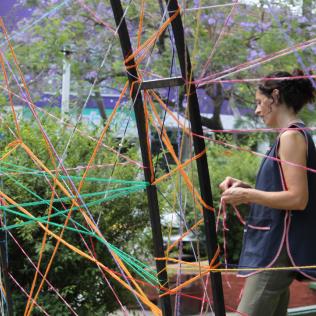 Tejido de estructuras en la plaza del avión