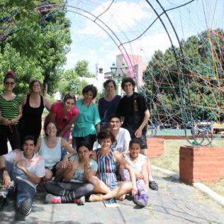 Taller de integración: chicos y docentes luego de tejer la plaza