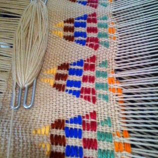 Brocado en telar semiautomático