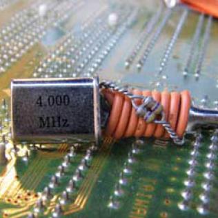 Prendedor de clock y cable - producido con descartes tecnológicos Prendedor de clock y cable - producido con descartes tecnológicos