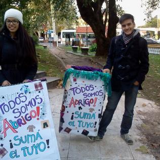 Voluntarios llevan cajas a sedes de recolección