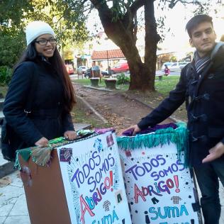 Voluntarios llevan cajas a sedes de recolección