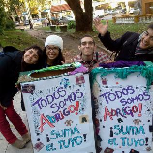 Voluntarios llevan cajas a sedes de recolección