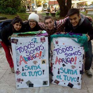 Voluntarios llevan cajas a sedes de recolección