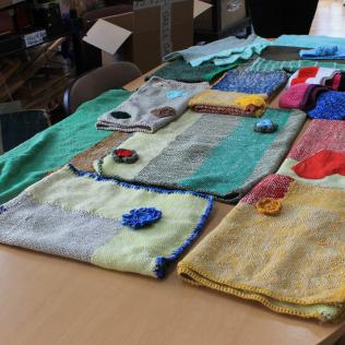 Mantas tejidas para donar a Neonatología del Hospital Posadas