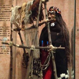 Ranquel tejiendo en telar - Inv. Río Cuarto, Córdoba