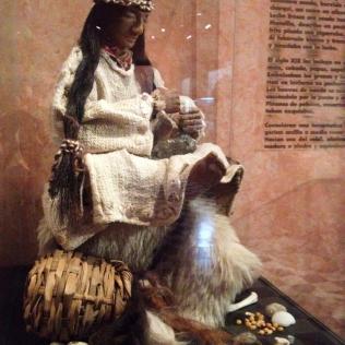 Tejedora hilando- Inv. Río Cuarto, Córdoba