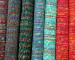 Telas tejidas por artesanos formados en el Taller
