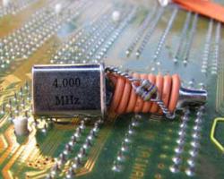 Prendedor de clock y cable - producido con descartes tecnológicos